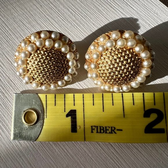 Vintage Crown Trifari Gold Tone Fashion Pearl Clip On Estate Earrings - Picture 6 of 6